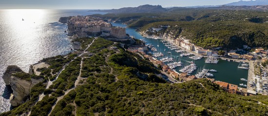 Bonifacio in Corsica tra porto, centro storico e falesie